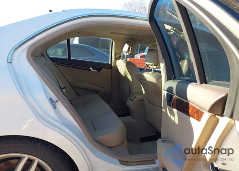 2013 Mercedes-Benz C 300 Sport 4Matic z USA, uszkodzony, nr VIN WDDGF8AB5DR241653